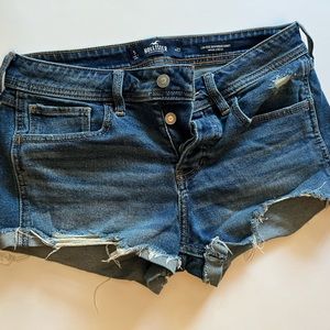 Hollister Low-Rise Boyfriend Short - Jean Button Up Frayed